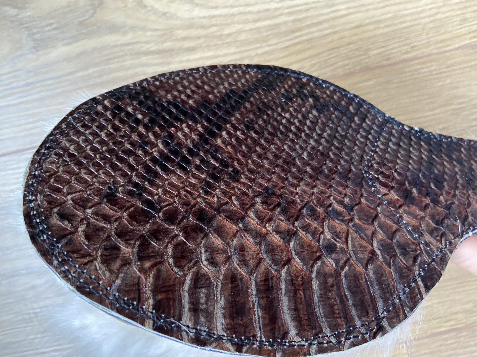 Fur and snakeprint round paddle